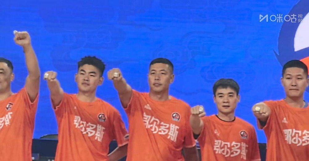 刷到96黃金一代現身蒙BA的影片,我眼眶突然濕了——那些年追過的男神,頭髮白了但眼神沒變