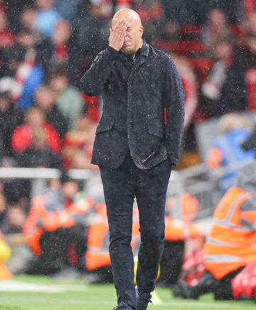 看著利物浦主場0-3慘敗水晶宮,我翻出三年前歐冠奪冠時的照片,突然懂了什麼叫「王朝崩塌」