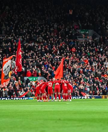 看著利物浦主場0-3慘敗水晶宮,我翻出三年前歐冠奪冠時的照片,突然懂了什麼叫「王朝崩塌」