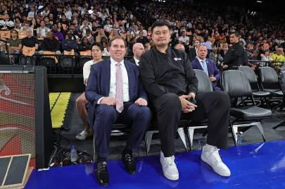 刷到獨行俠老闆確認中國賽消息時,我正幫溫哥華的表弟找NBA直播源——他說「這比解高等數學還難」