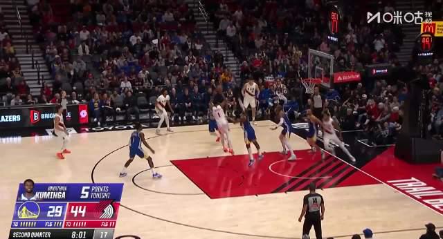 刷到楊瀚森點飛霍福德那球,我愣了三秒:原來海外看NBA這麼難,但總有辦法