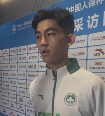 在澳門讀大學的他,為了全運會請假踢球,卻在賽後忙著補作業和網課