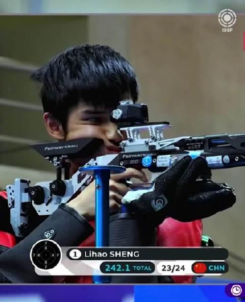 刷到盛李豪入圍國際射聯年度最佳提名,我卻想起海外朋友那句『又卡了,看不到央視直播』