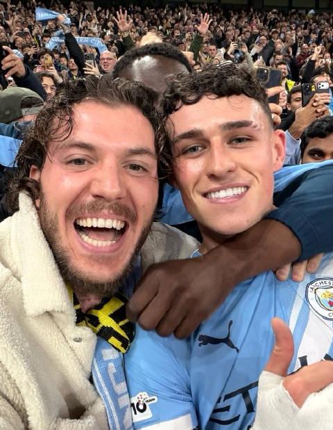 在英國看球賽被球迷摟住自拍?福登這一幕讓我想起海外追劇的辛酸