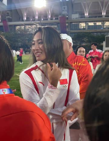 海外追全運會開幕式卡到懷疑人生?鄭欽文被圍觀合影的幕後,藏著多少遊子的遺憾