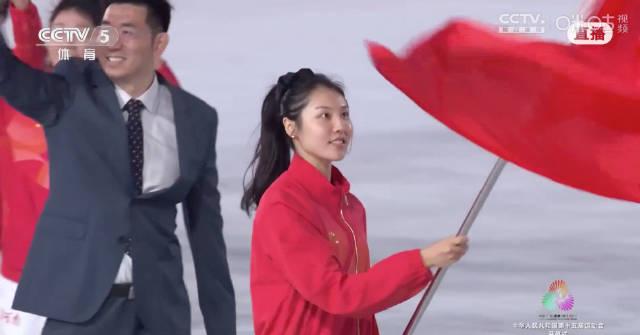 看到女籃張茹高舉河南旗幟那一刻,海外遊子突然懂了什麼叫「燃到想哭」