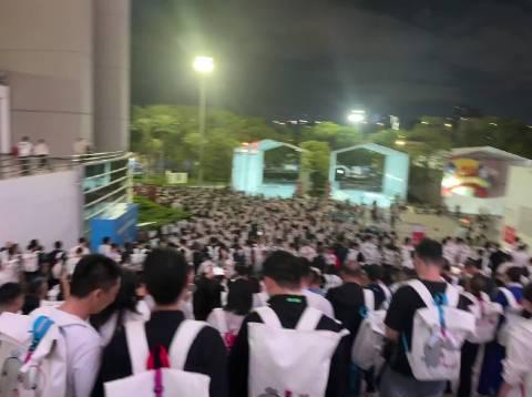 全運會開幕式散場驚現「書包大軍」!海外華人看到這一幕,突然想起被地區限制支配的恐懼